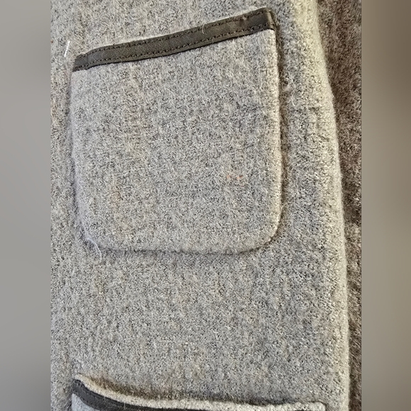 BCBG classic short coat in soft wool-blend fabric. - Picture 5 of 10